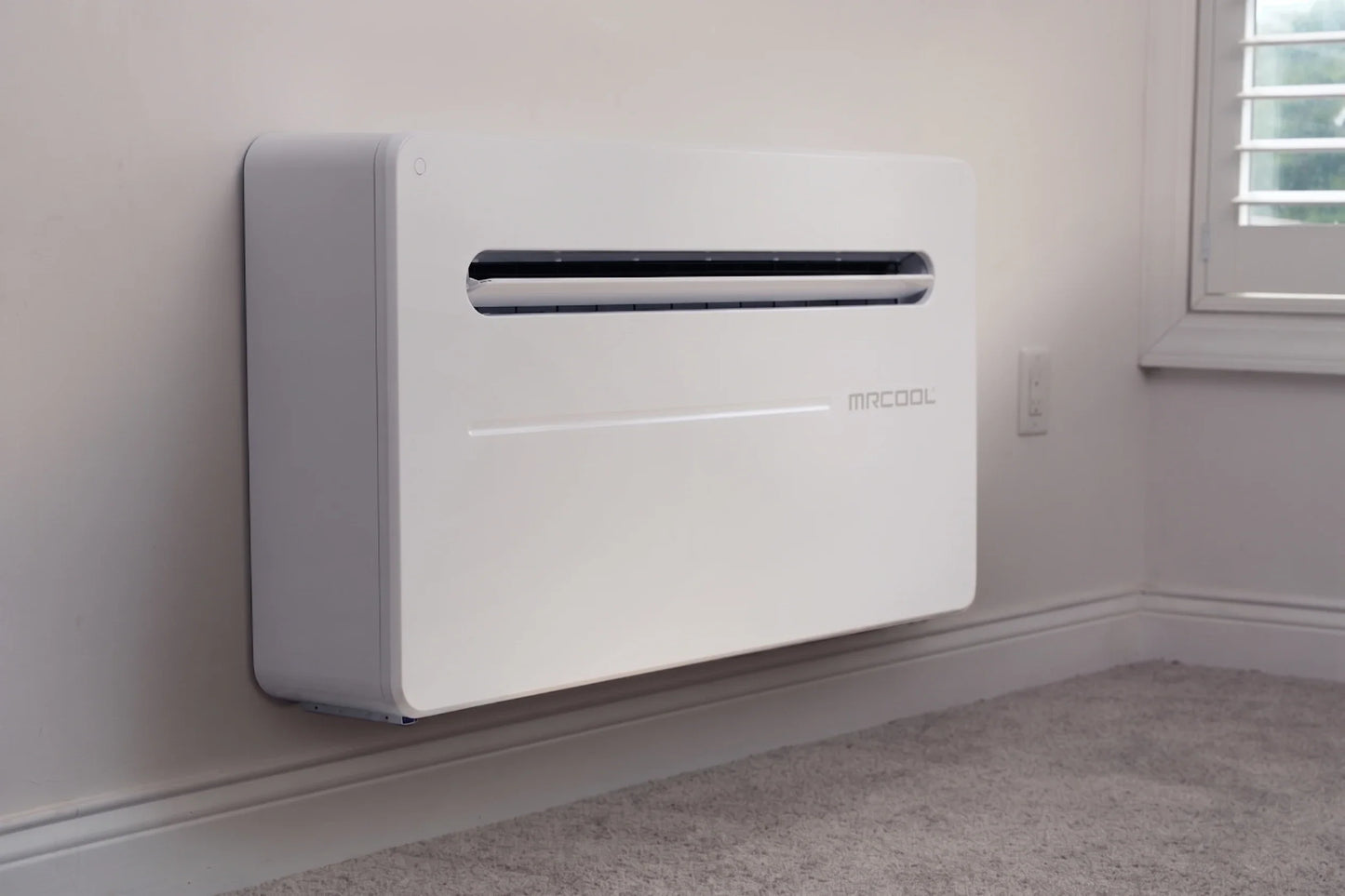 MRCOOL® Monoblock MTHP 10,000 BTU 115V Wall Mounted Heating & Cooling System – No Outdoor Unit – WiFi – R32 – MDM10115D